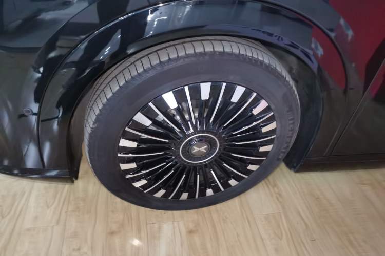 Used XPeng X9 2025 740 Ultra-Long Range Max Left Front Wheel Hub