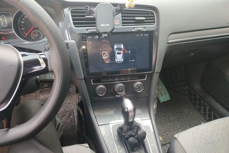 Used Volkswagen Golf 2017 1.6L Automatic Comfort Million-Vehicle Anniversary Edition Audio And AC Panel