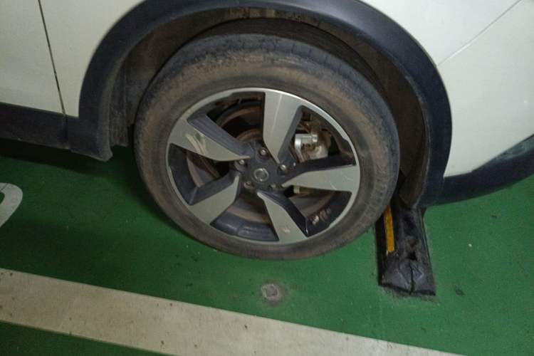 Used Nissan Qashqai 2016 2.0L CVT Luxury Edition Right Front Wheel Hub