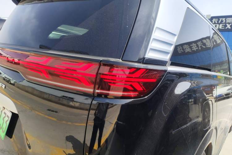 Used Denza D9 2025 DM-i Intelligent Drive 1020 Four-Wheel Drive Flagship Model Exterior 3