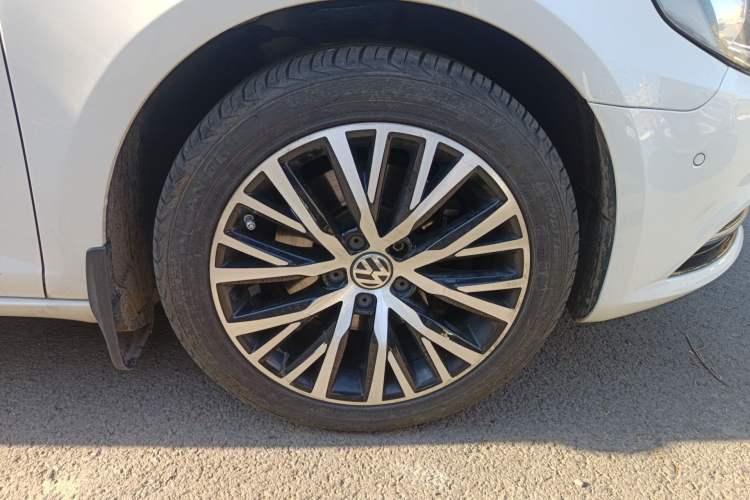 Used Volkswagen FAW-Volkswagen CC 2016 1.8TSI Luxury Model Right Front Wheel Hub