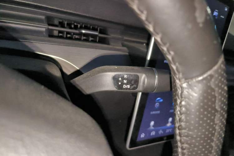 Used NETA V 2021 Long-Range Entertainment Edition Gear Lever