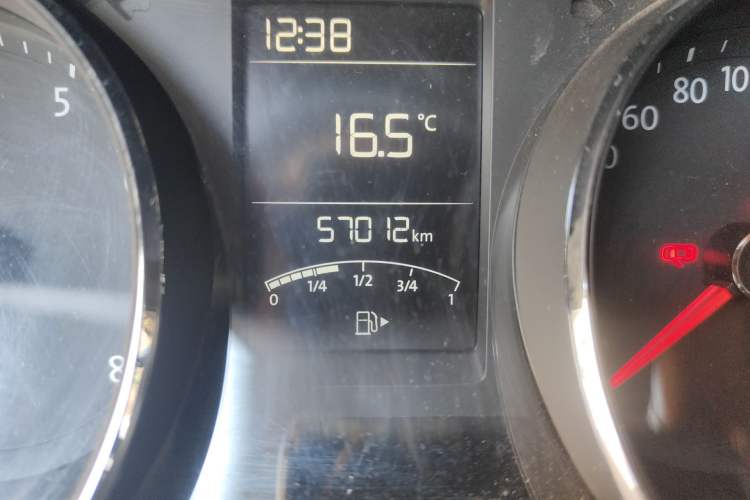 Used Volkswagen Lavida 2015 1.6L Manual Comfort Edition Odometer Close Up