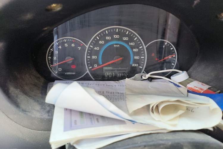 Used Wuling Rongguang V 2015 1.5L Practical Version Odometer Close Up