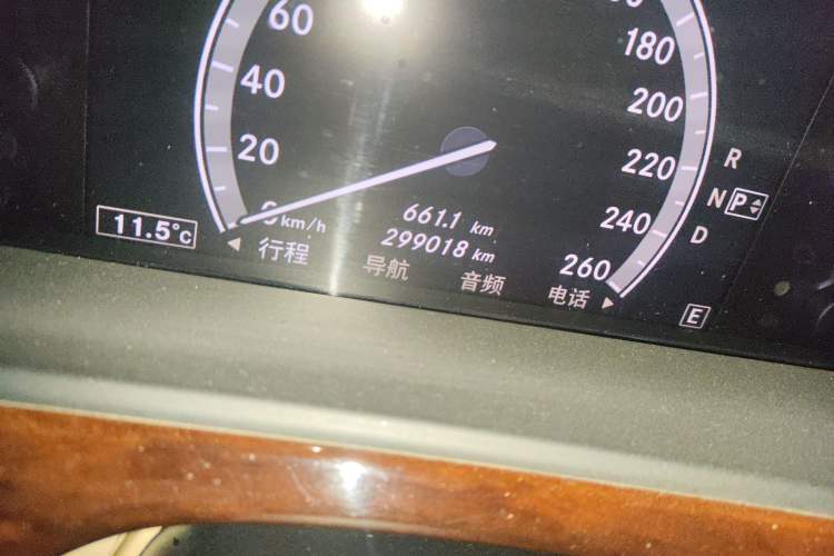 Used Mercedes-Benz S-Class 2010 S 400 L HYBRID Odometer Close Up