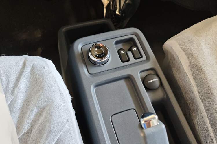 Used Wuling Yangguang 2024 300KM Comfort Version Passenger Van 75kW