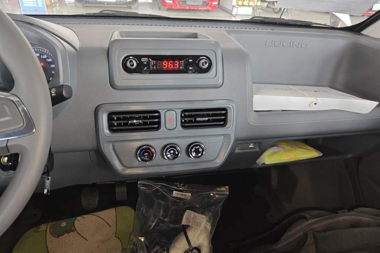 Used Wuling Yangguang 2025 Model 400km Bus Edition—Comfort Edition
