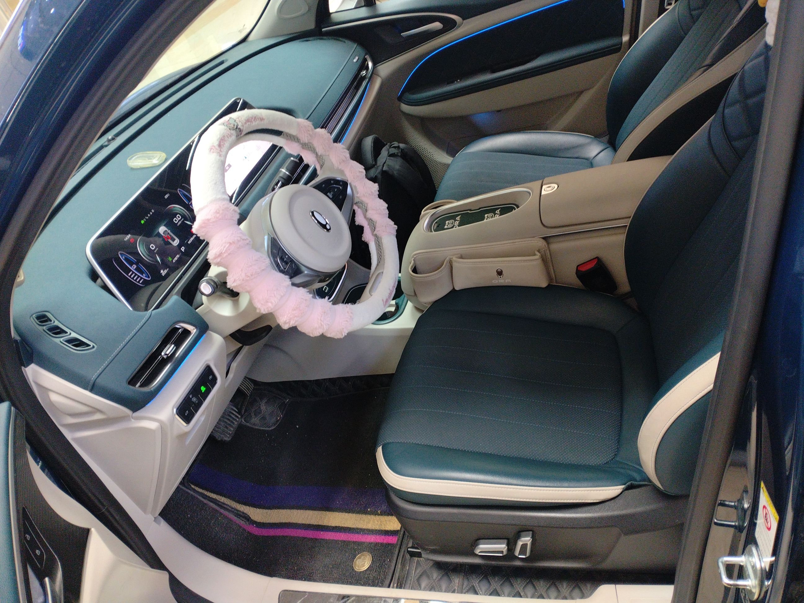 المقاعد الأمامية داخل السيارة