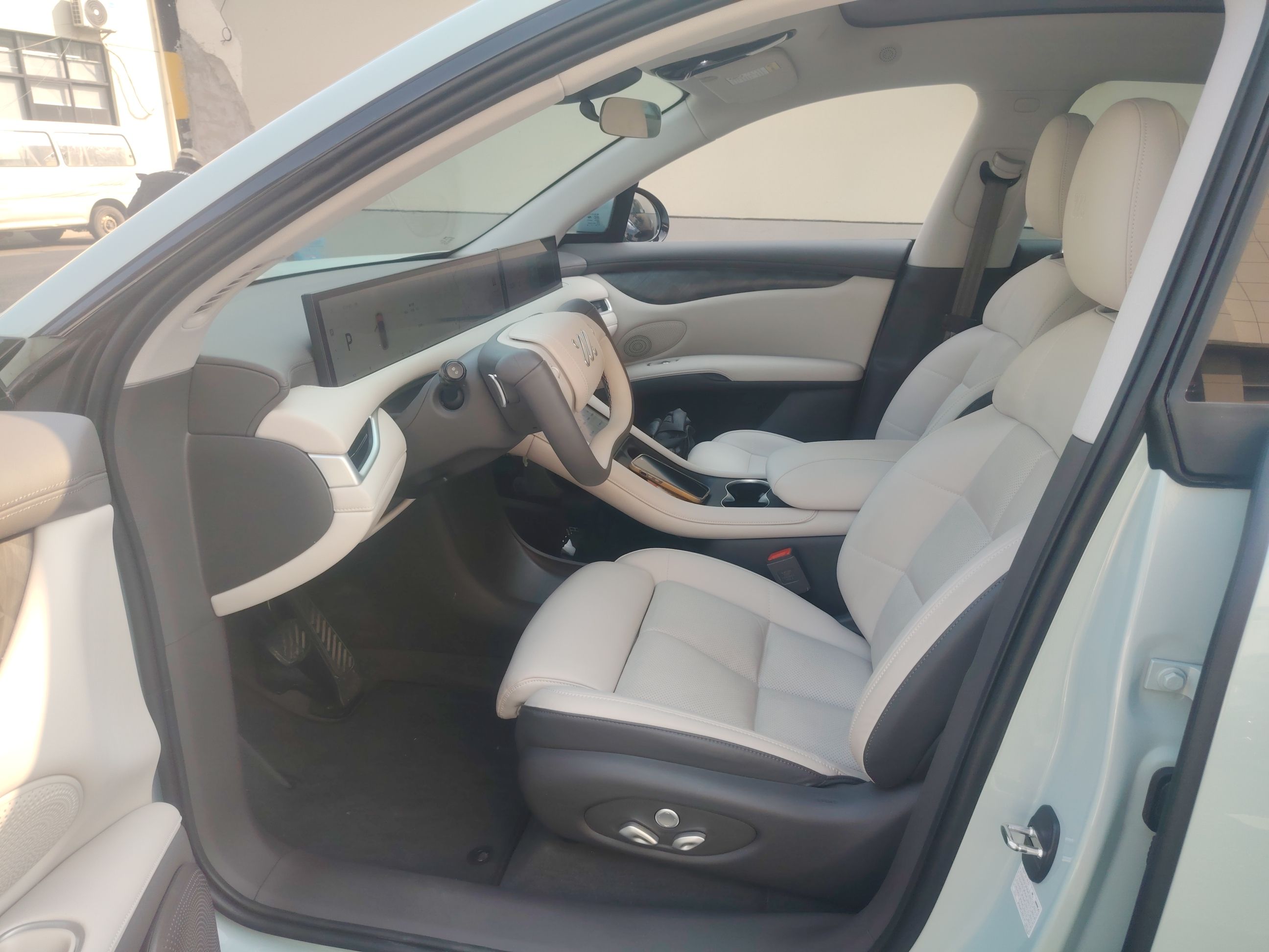 Переднее сиденье в автомобиле