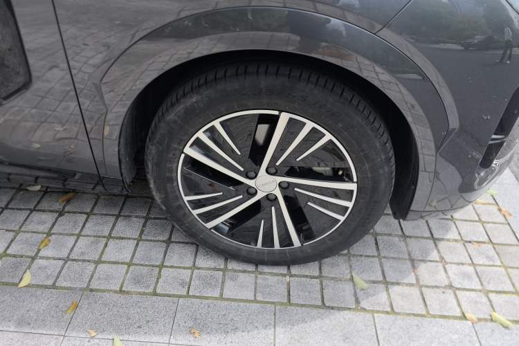 Used Lynk & Co 08 EM-P 2023 120km Long-Range Halo Right Front Wheel Hub