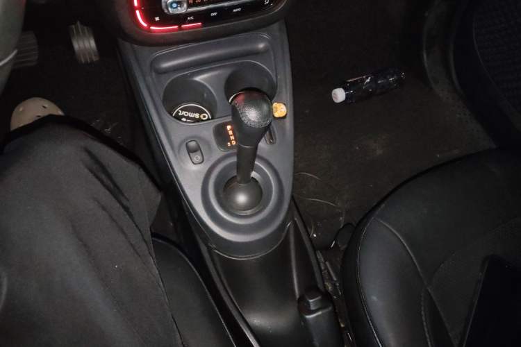 Used smart fortwo 2015 1.0L 52 kW Hardtop Passion Edition Gear Lever