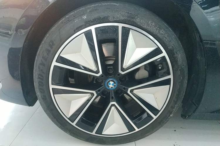 Used BMW i3 2023 eDrive 40 L Midnight Sports Package Left Front Wheel Hub