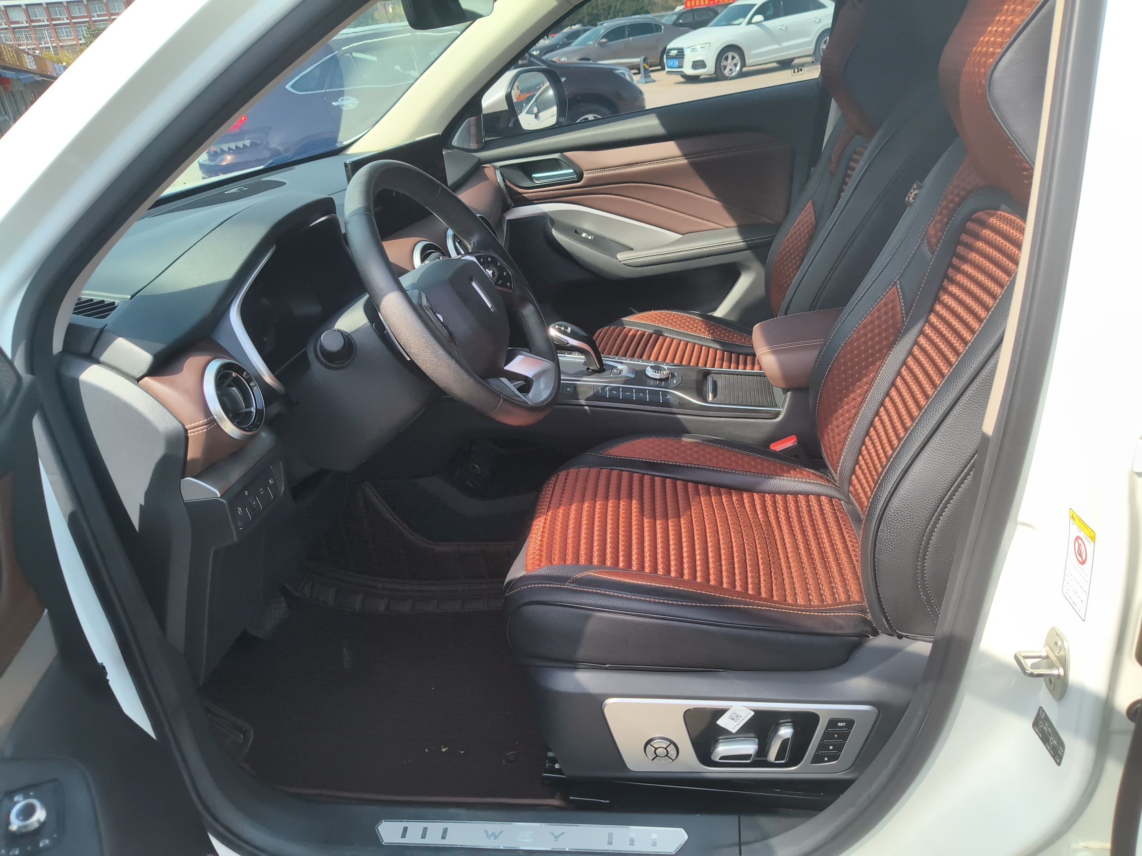 المقاعد الأمامية داخل السيارة