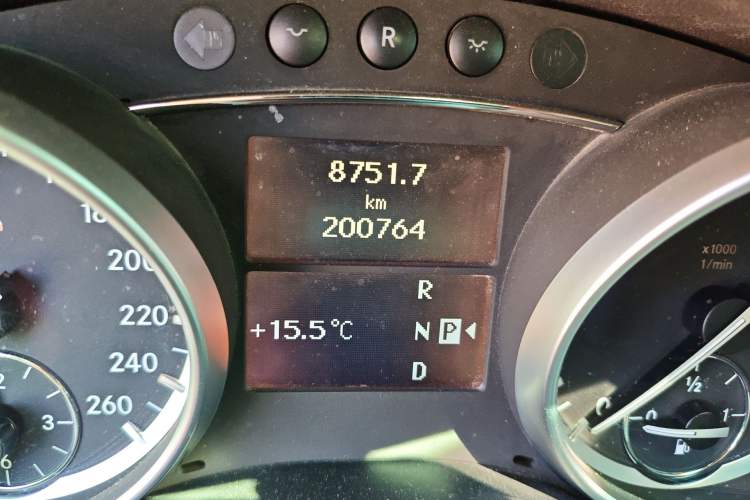 Used Mercedes-Benz R-Class 2010 R 350 L 4MATIC Odometer Close Up