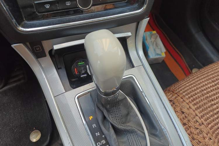 Used Roewe RX5 2016 20T Two-Wheel Drive Automatic Internet Smart Edition
