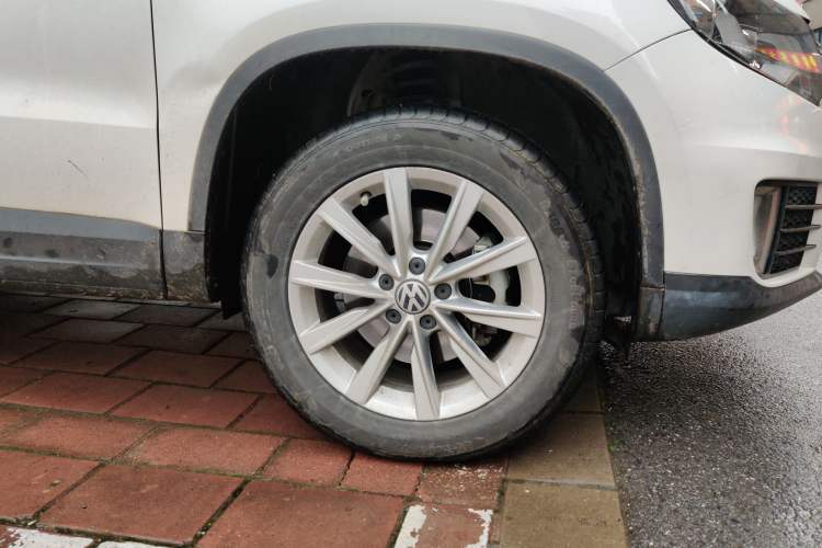 Used Volkswagen Tiguan 2017 300TSI Automatic Two-Wheel Drive Silk Road Luxury Edition Right Front Wheel Hub