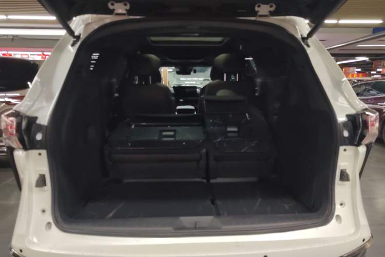 Used Toyota SIENNA 2023 2.5L Hybrid Platinum Edition Trunk