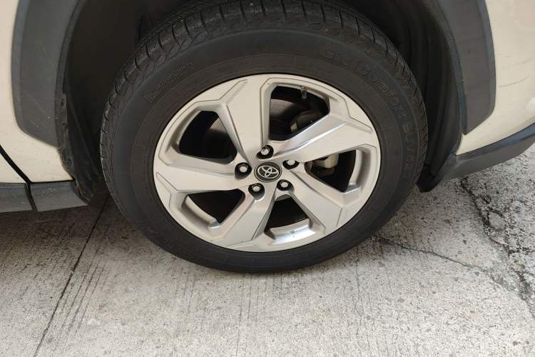Used Toyota RAV4 2020 Dual-Engine 2.5L E-CVT Two-Wheel Drive Elite Edition Right Front Wheel Hub