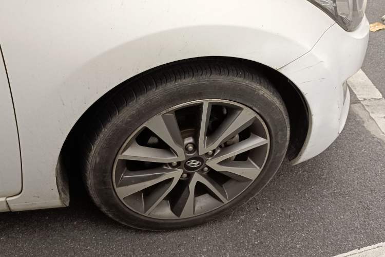 Used Hyundai Elantra (5th Generation / Langdong) 2015 1.6L Automatic Leading Model Right Front Wheel Hub