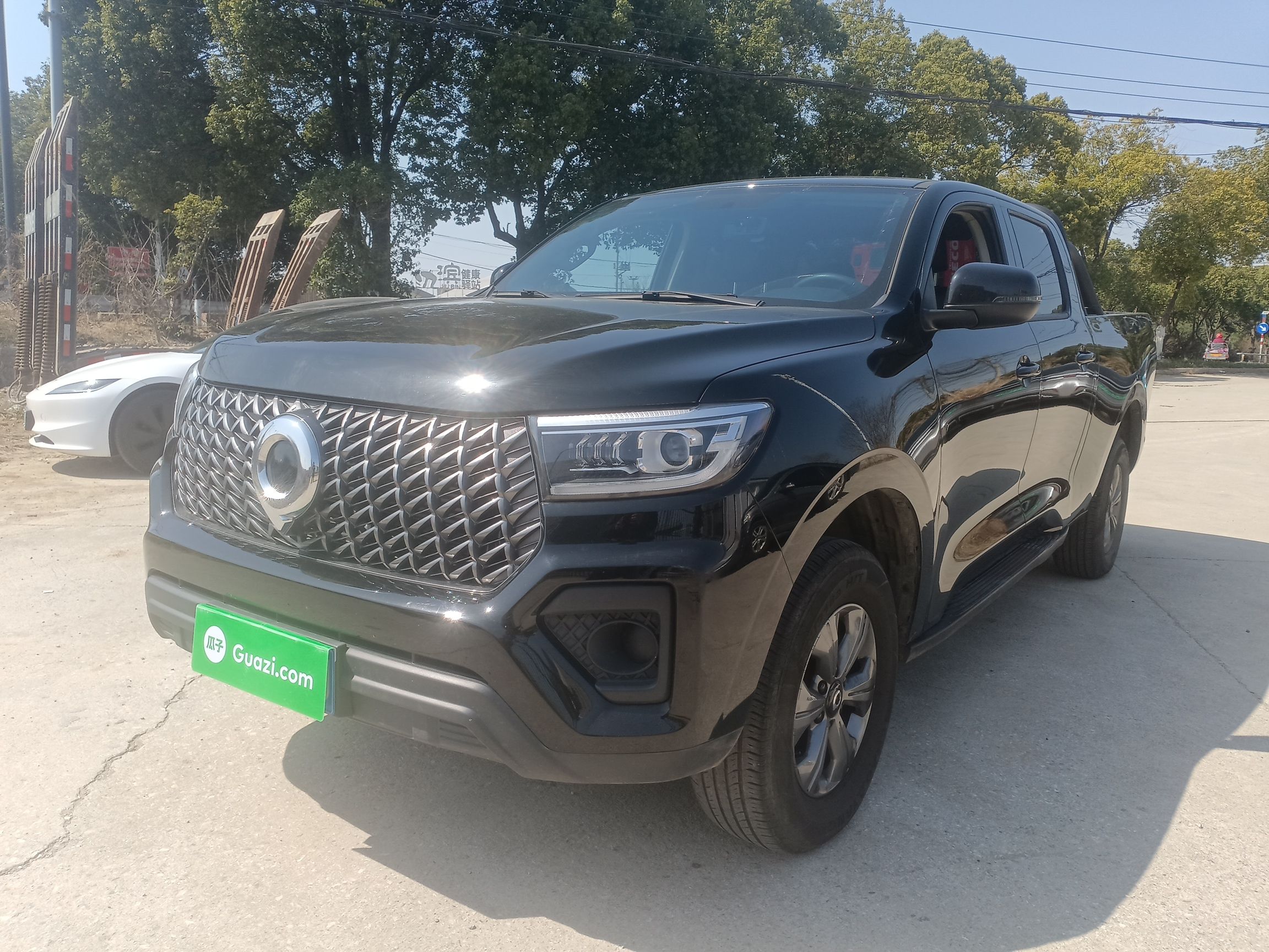 تحت مقدمة السيارة