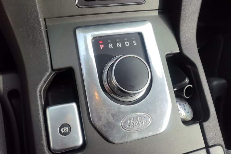 Used Land Rover Discovery 2016 3.0 SC Obsidian Black Heritage Edition HSE Gear Lever