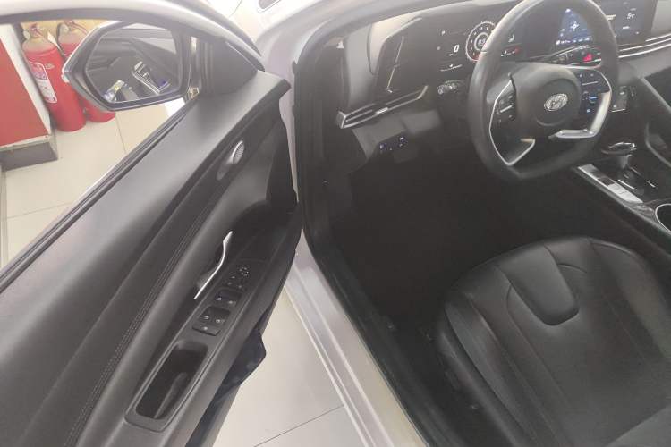 Used Hyundai Elantra 2022 1.5L CVT LUX Prestige Edition
