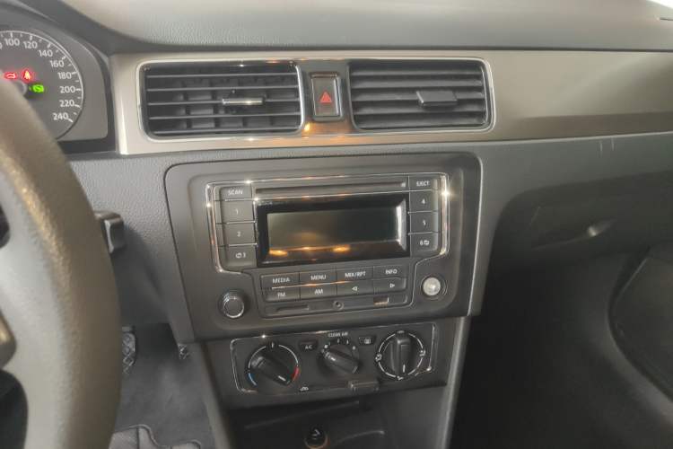 Used Volkswagen Santana 2015 1.6L Automatic Comfort Edition Audio And AC Panel