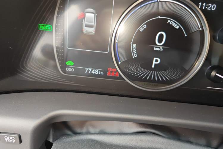 Used Lexus ES 2022 300h Deluxe Edition Odometer Close Up