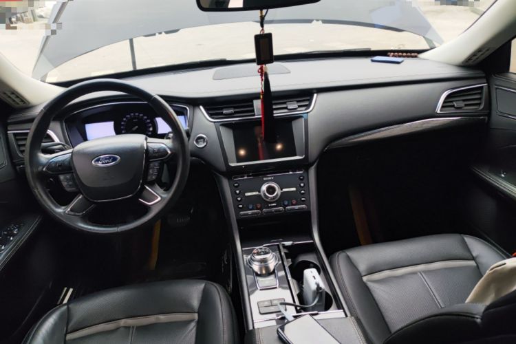 Used Ford Taurus 2015 EcoBoost 245 Luxury Model Center Console