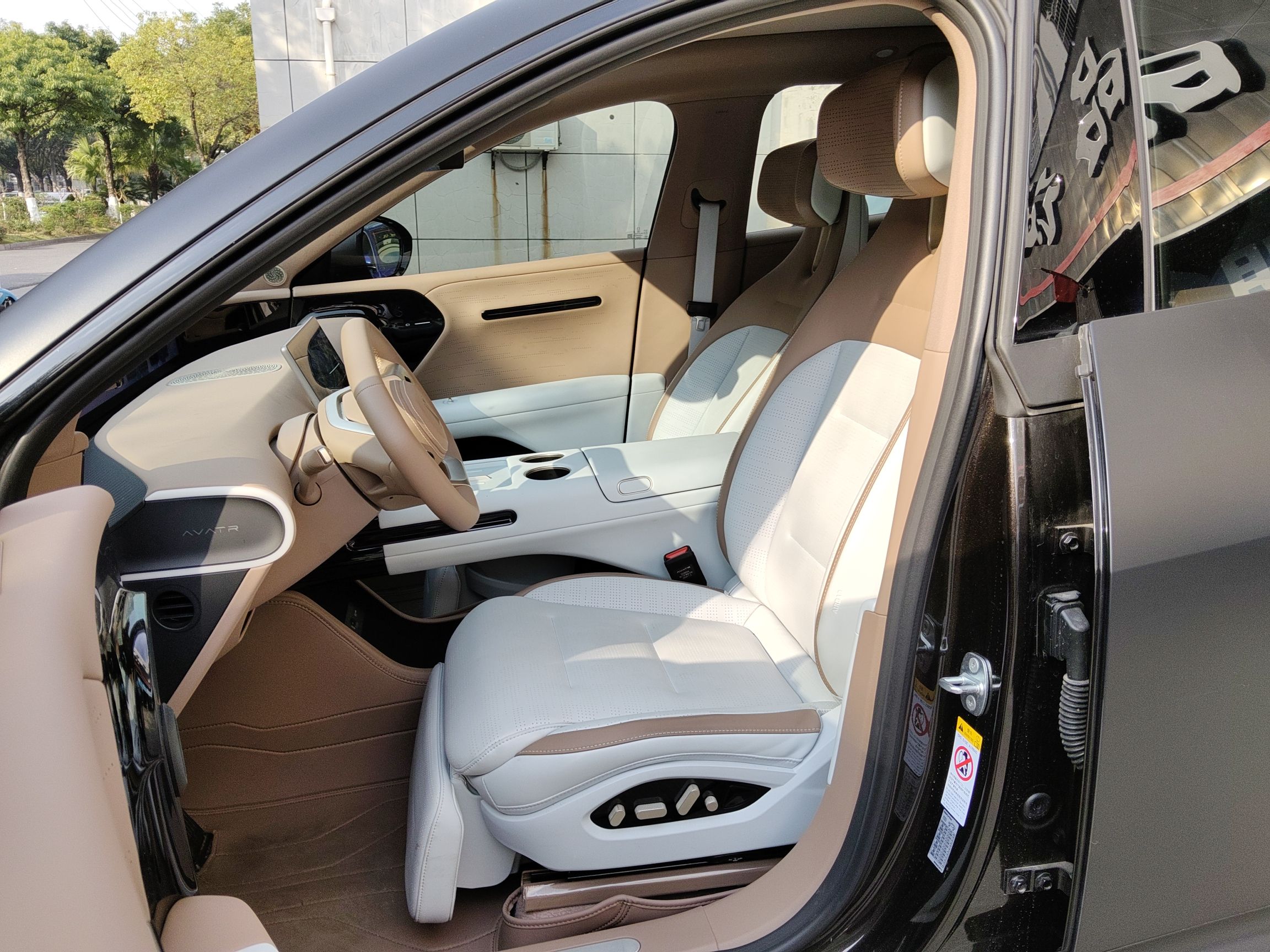 المقاعد الأمامية داخل السيارة