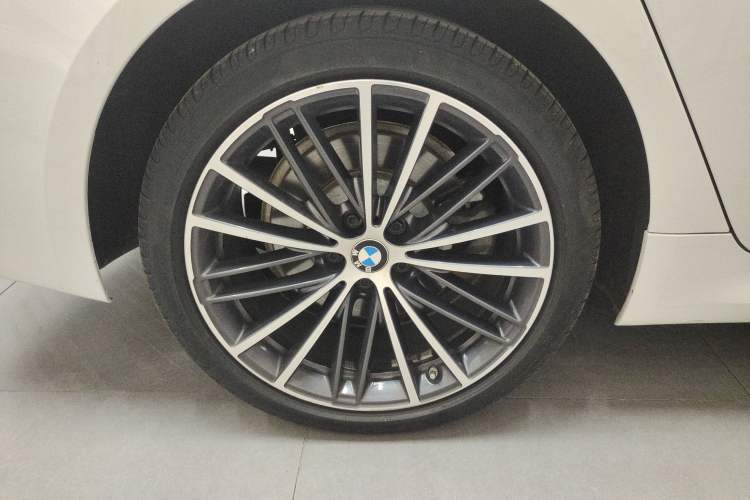 Used BMW 5 Series 2022 Second Facelift 530Li Leading Edition M Sport Package Right Rear Wheel Hub
