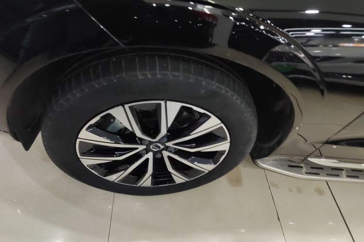 Used Volvo XC60 2023 B5 4x4 Smart Luxury Edition Left Front Wheel Hub