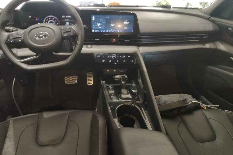 Used Hyundai Elantra 2022 240TGDi DCT LUX Prestige Edition Center Console