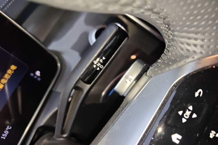 Used Mercedes-Benz C-Class 2023 Restyled C 260 L Sport Edition Gear Lever