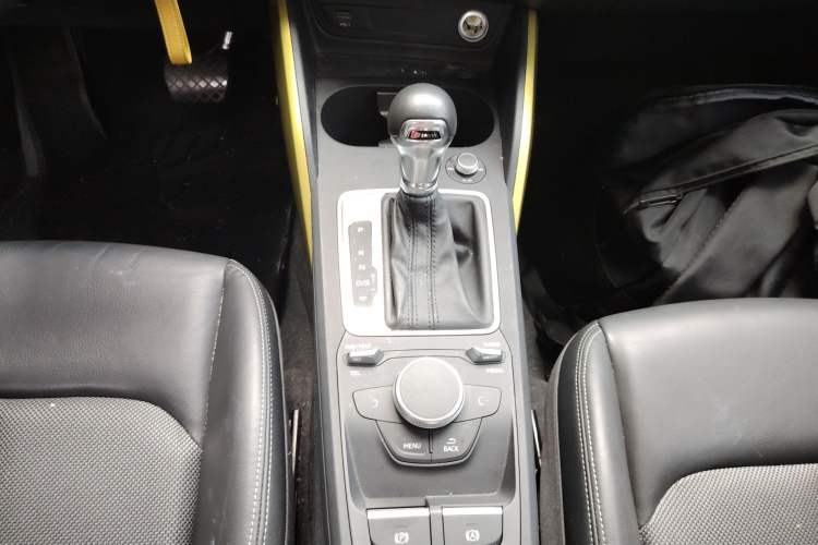 Used Audi Q2L 2018 35 TFSI Fashion Dynamic Version China V Emission Standard Gear Lever