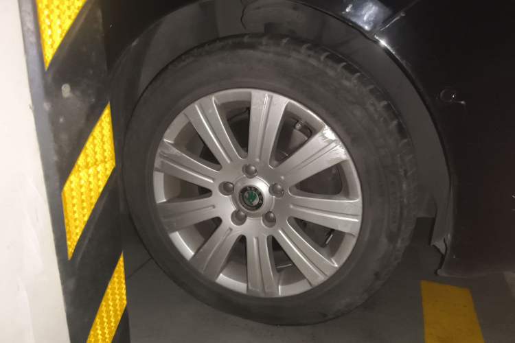 Used Skoda Superb 2012 1.8TSI Automatic Elegant Edition Right Front Wheel Hub