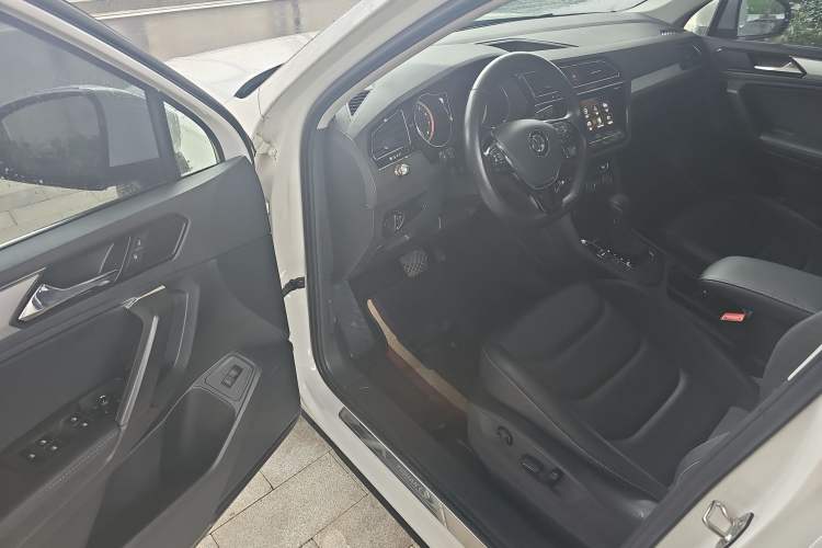 Used Volkswagen Tiguan L 2019 Revised 330TSI Automatic Two-Wheel Drive Smart & Luxury Edition China VI Standard Driver Seat