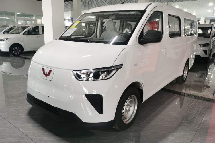 Used Wuling Yangguang 2025 Model 310KM Bus Edition—Customized by CATL
