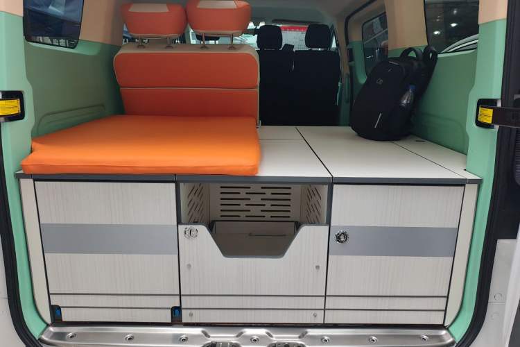 Used SAIC MAXUS Xintu V70 2023 2.0T Elite Edition Automatic Short Wheelbase Low Roof – 5/6 Seats