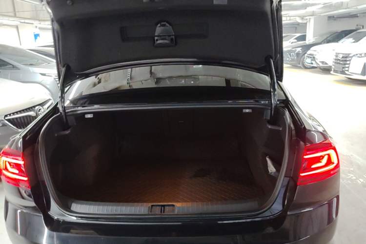 Used Volkswagen Magotan 2025 Zhongxiang Version 330TSI DSG Luxury Edition Trunk