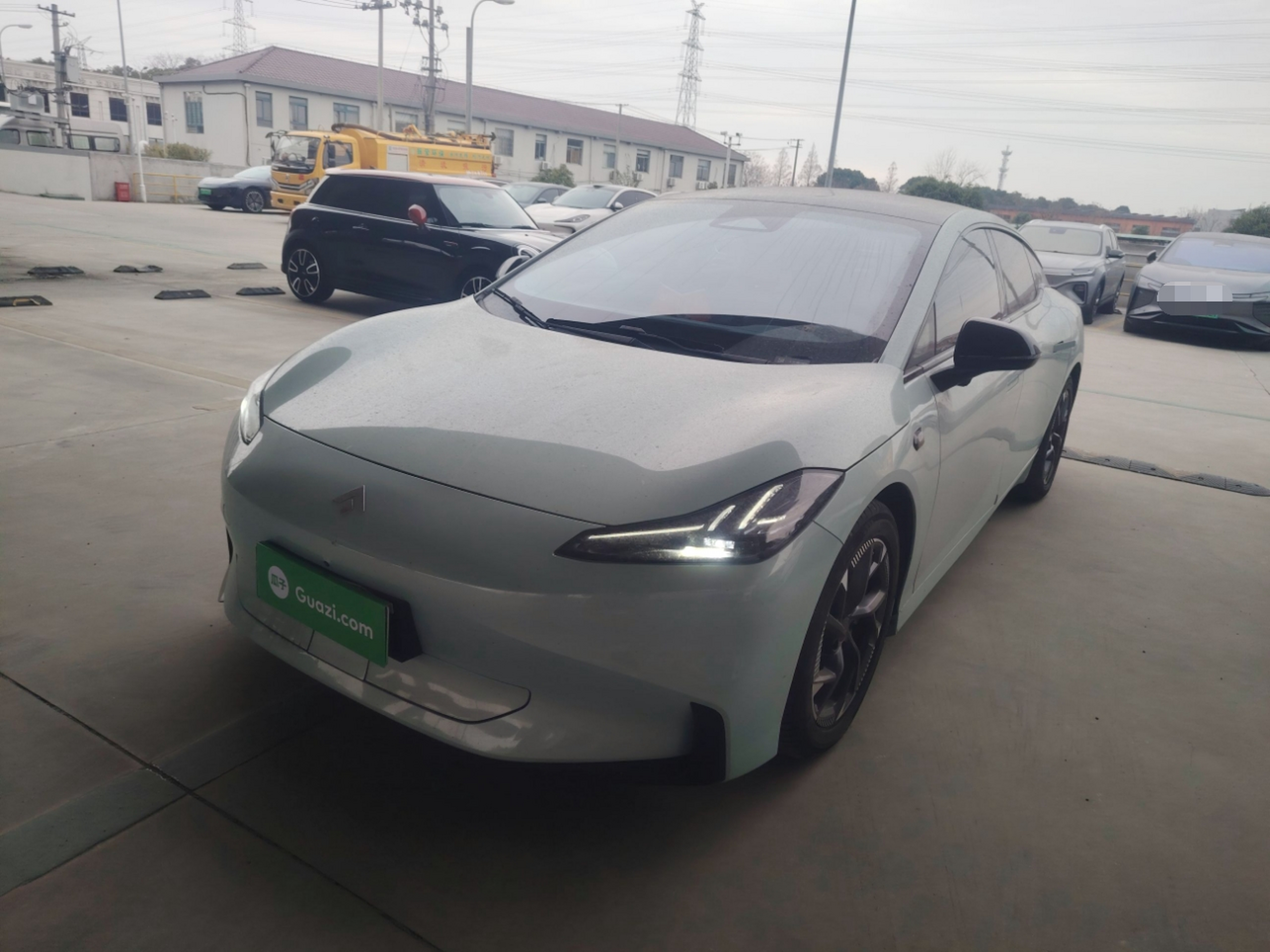 Под передней частью автомобиля