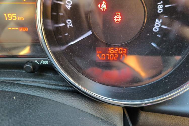 Used Peugeot 3008 2015 2.0L Automatic Classic Edition