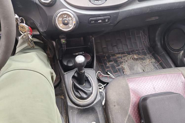 Used Honda Fit 2011 1.5L manual luxury version
