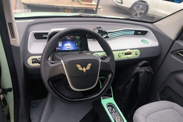 Used Wuling Hongguang MINIEV 2021 Macaron Fashion Model Lithium Iron Phosphate Center Console