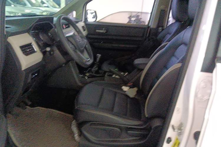 Used Wuling Hongguang PLUS 2020 1.5T Manual Commercial Vehicle 7 Seats Left Front Seat