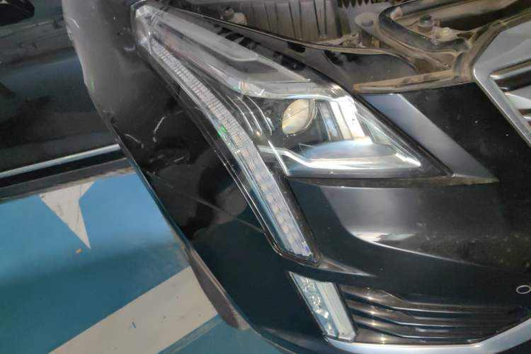 Used Cadillac XT5 2017 Anniversary Edition 28T Four-Wheel Drive Luxury Model Right Front Headlight