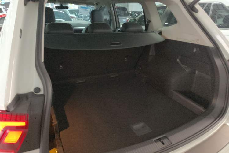 Used Volkswagen Tiguan L 2020 330TSI Automatic Two-Wheel Drive Smart Luxury Edition China VI Standard Trunk