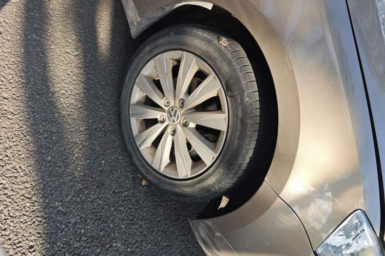 Used Volkswagen Sagitar 2014 1.4TSI Automatic Luxury Model Right Front Wheel Hub