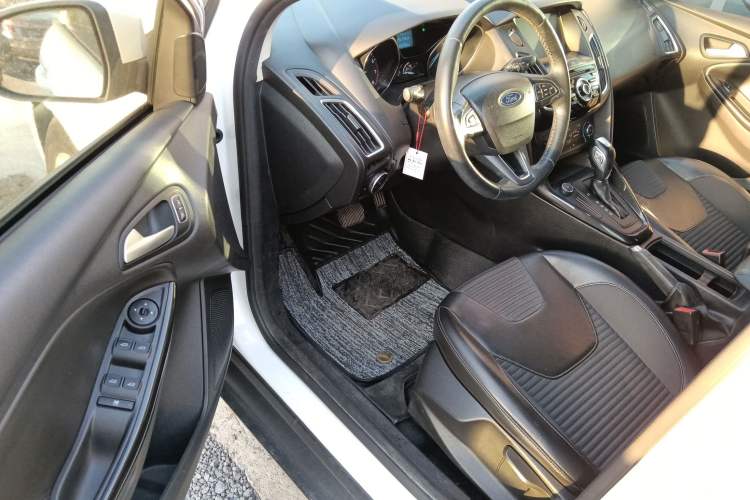 Used Ford Focus 2018 Hatchback Classic 1.6L Automatic Trendy SmartDrive Edition Driver Seat