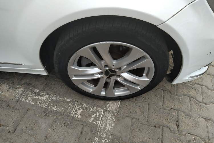 Used Mercedes-Benz C-Class 2011 C 200 CGI Fashion Model Right Front Wheel Hub